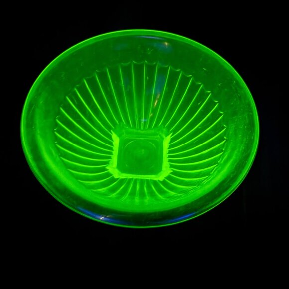 VTG Hazel Atlas Green Uranium Glass Mixing Serving Bowl 10” Square Pedestal Base - Picture 3 of 13